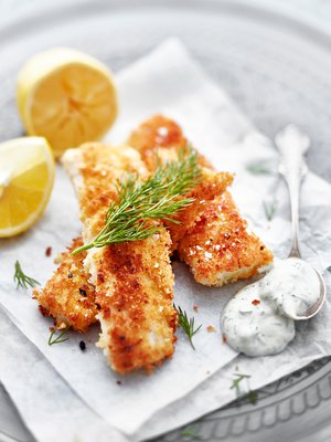 Kotitekoisten kalapuikkojen kaveriksi sopii kermaviilikastike.