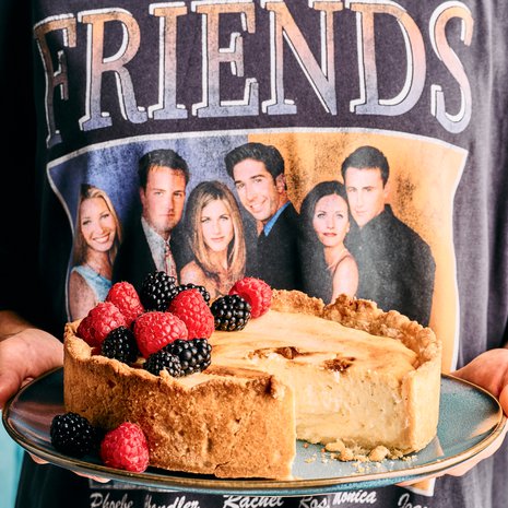 Frendien seitsemännellä kaudella (2001) kaverusten ovelle toimitettiin vahingossa niin herkullista juustokakkua, ettei nauttimista estänyt edes herkun putoaminen rappukäytävään.