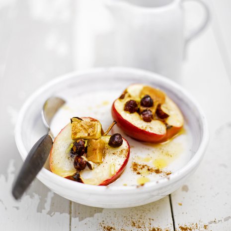 Karamelliomenoiden sisään lusikoidaan toffeekarkkitäytettä. Kuva: Sami Repo.