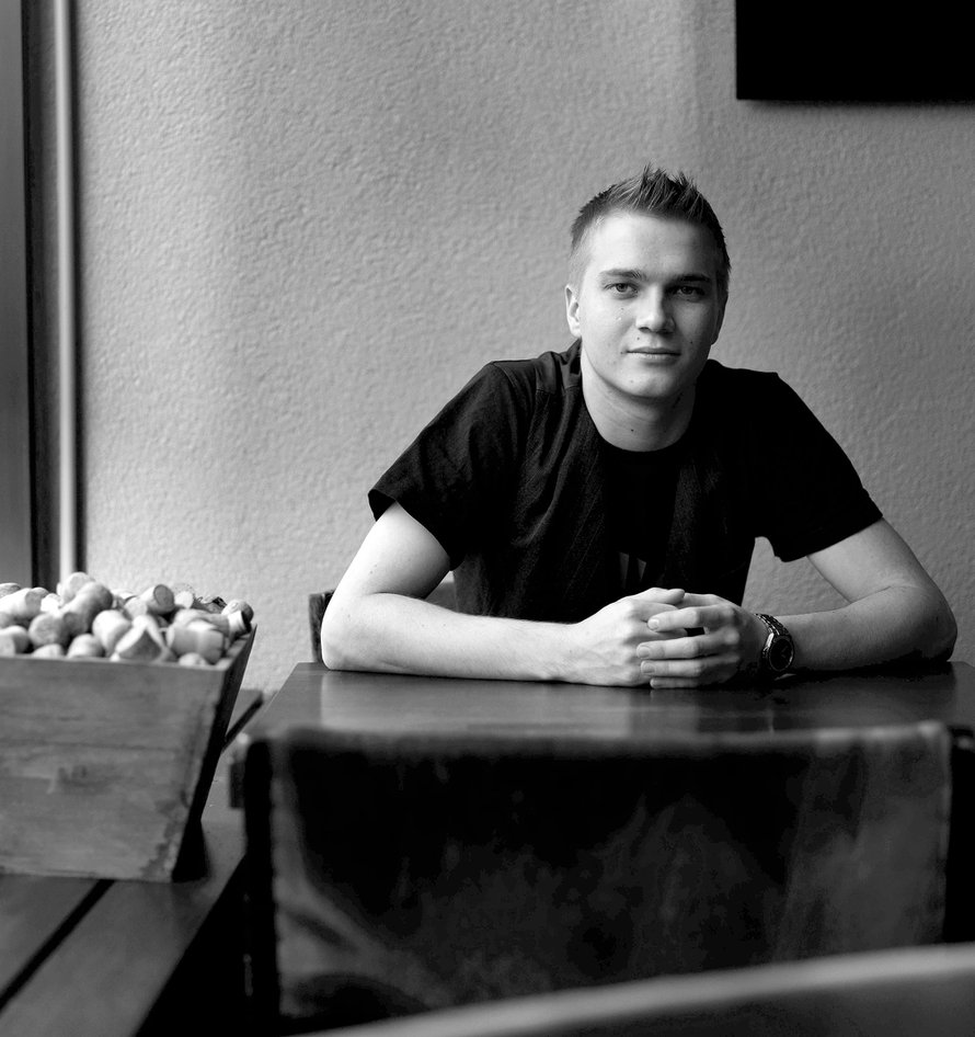 Markku Niemi työskentelee ravintola Murussa. Kuva: <span class="photographer">Tuukka Koski.</span>